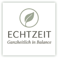 Logo - Blatt im Kreis, darunter: Echtzeit,darunter: Ganzheitlich in Balance